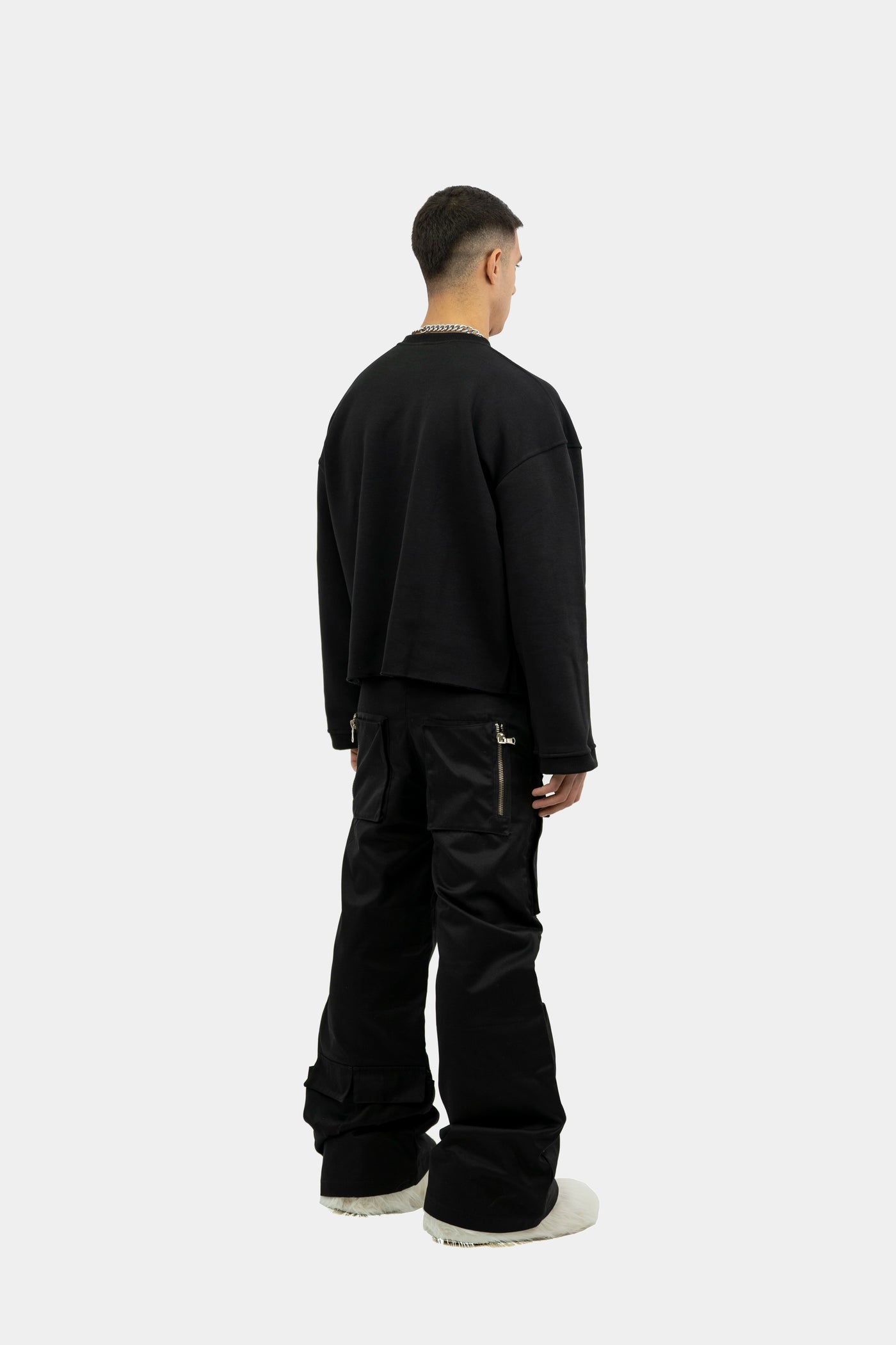 002 BLACK CREWNECK