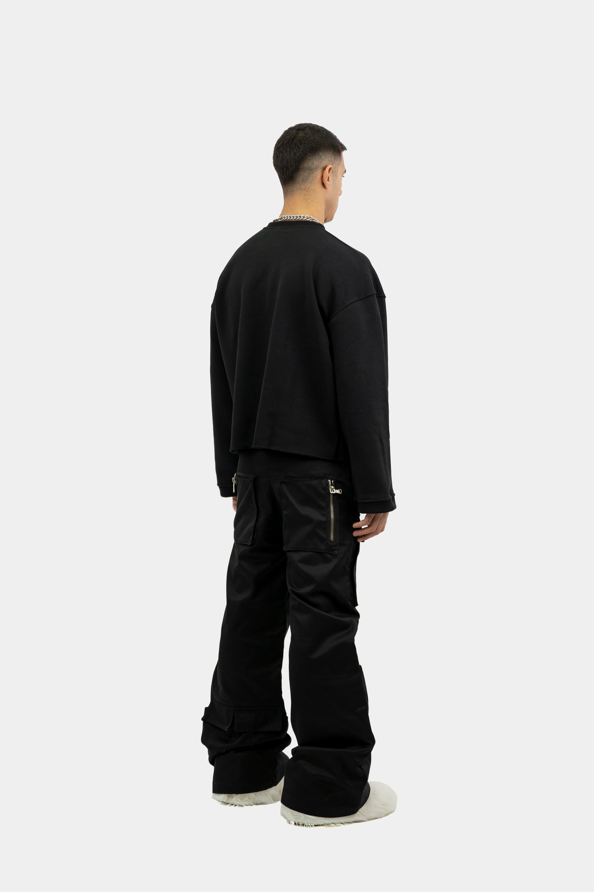002 BLACK CREWNECK