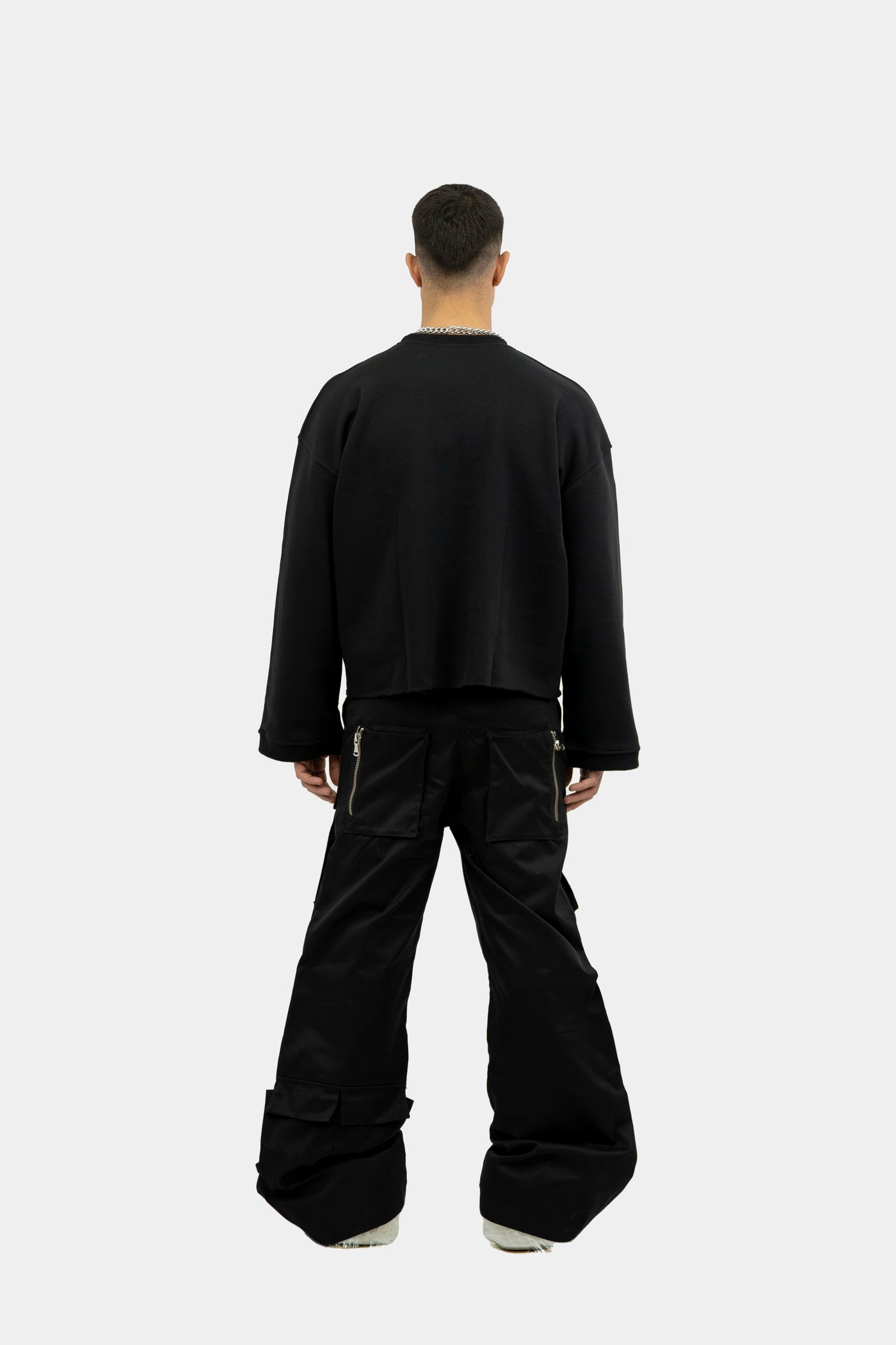 002 BLACK CREWNECK