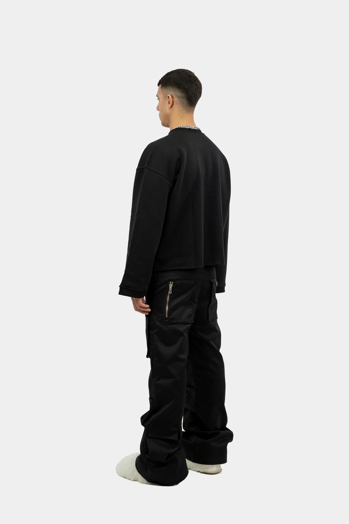 002 BLACK CREWNECK