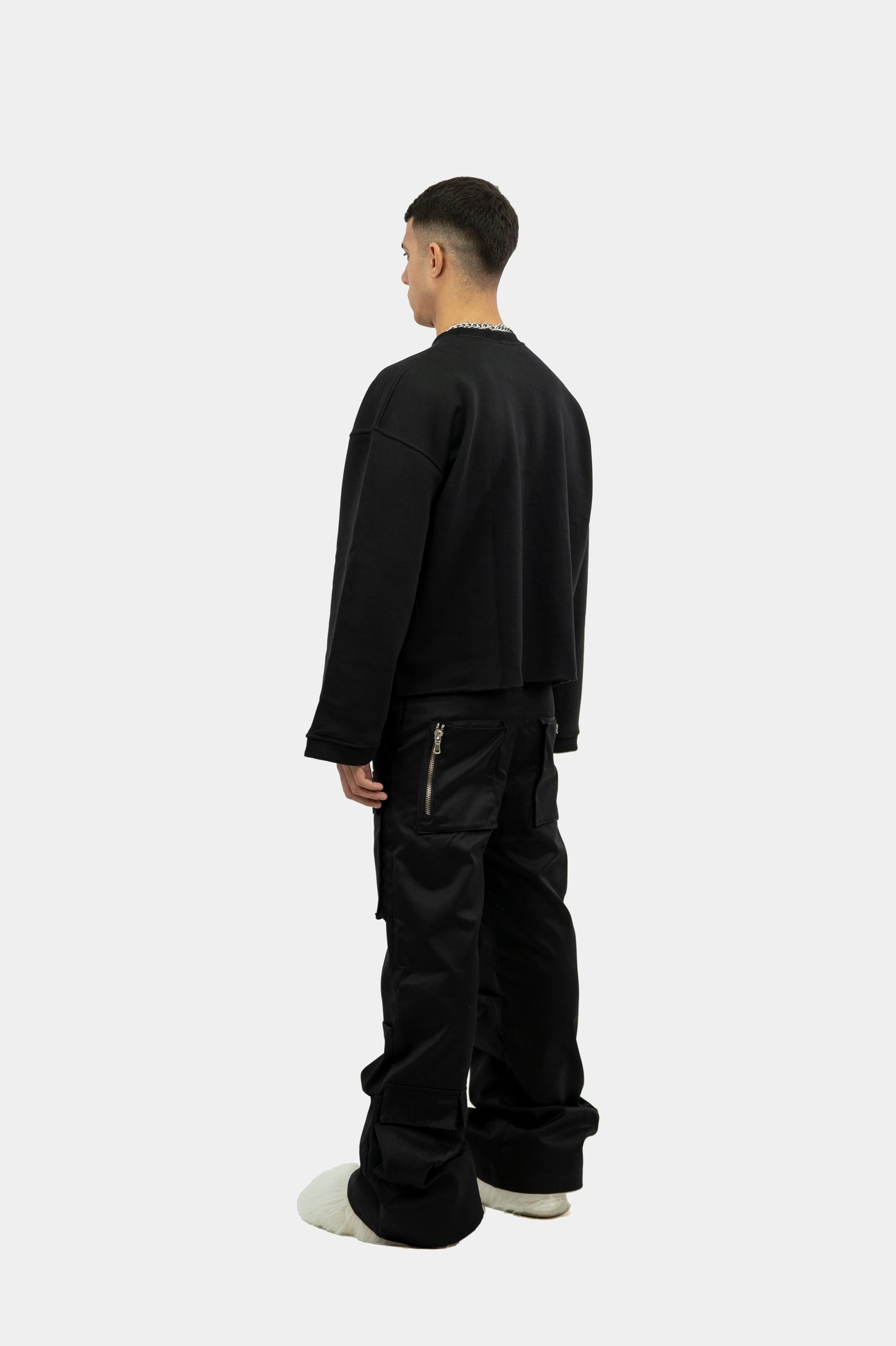 002 BLACK CREWNECK